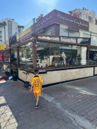 Max in front of the Halis Erzurum Cag Kebap Restaurant at the Çamlik Caddesi street