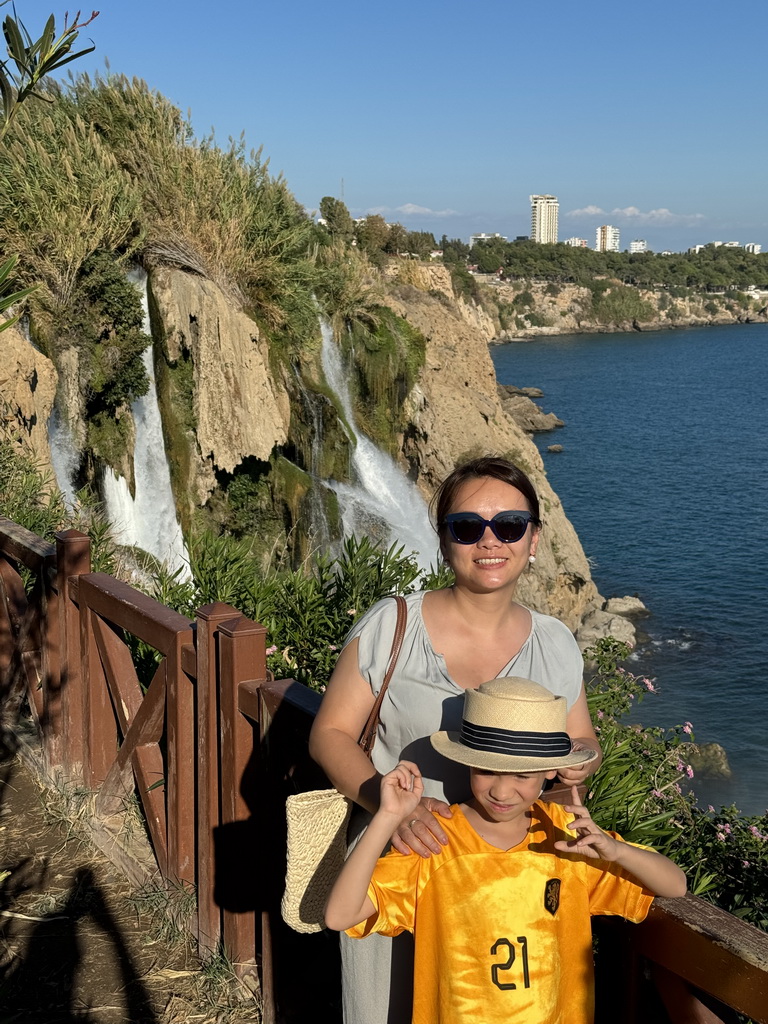 Miaomiao and Max at the Düden Park, with a view on the Lower Düden Waterfalls