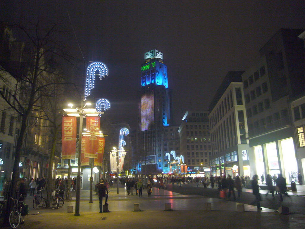 The Meir street and the Boerentoren tower, by night