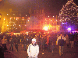 Miaomiao with the Antwerp City Hall and christmas trees at the Grote Markt square, by night