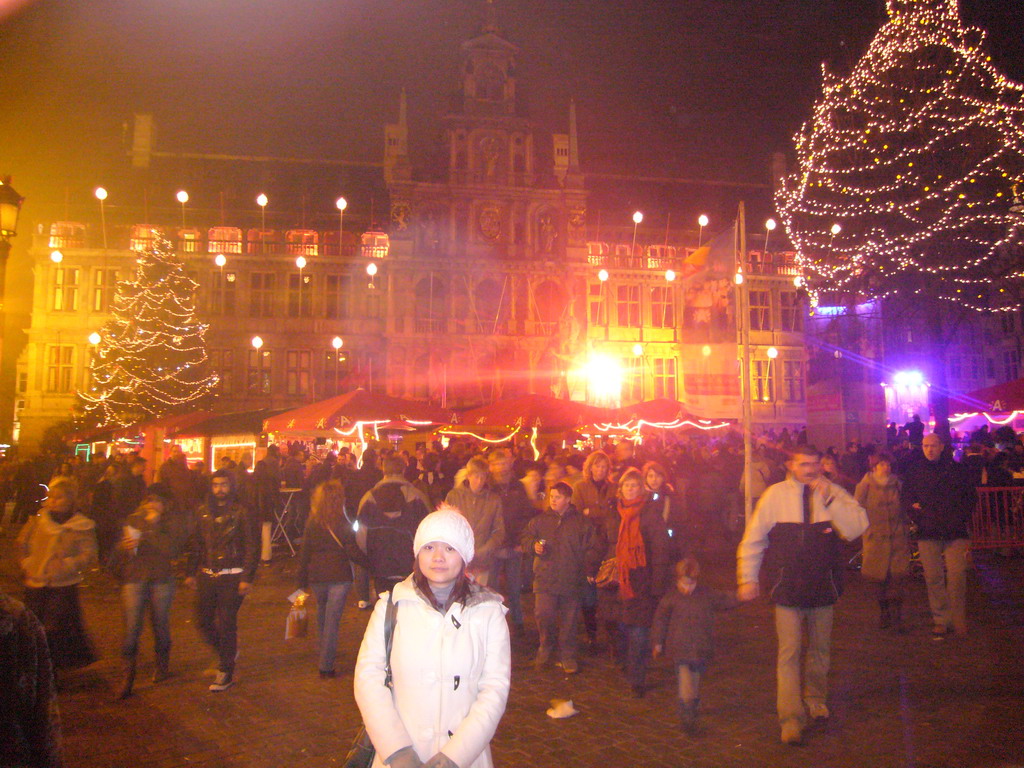 Miaomiao with the Antwerp City Hall and christmas trees at the Grote Markt square, by night