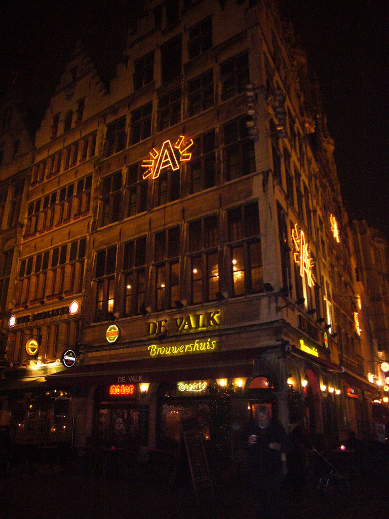 Front of the De Valk restaurant at the Grote Markt square, by night