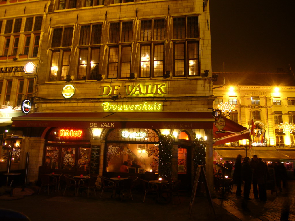 Front of the De Valk restaurant at the Grote Markt square, by night