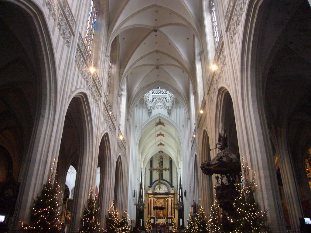 Nave, pulpit and apse of the Cathedral of Our Lady