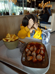 Max having lunch at the Savanne Restaurant at the Antwerp Zoo