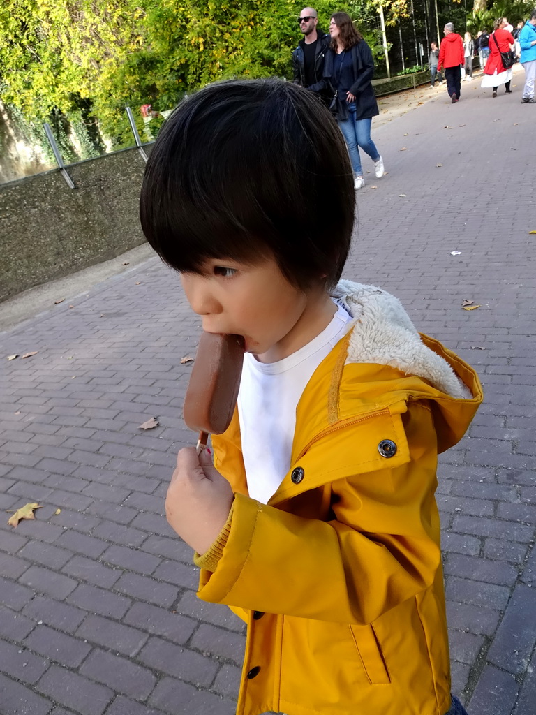 Max having an ice cream at the Antwerp Zoo