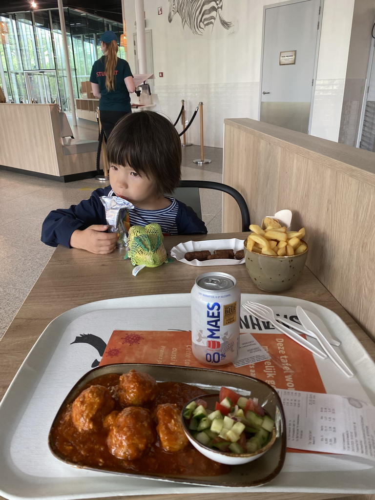 Max having lunch at the Savanne Restaurant at the Antwerp Zoo