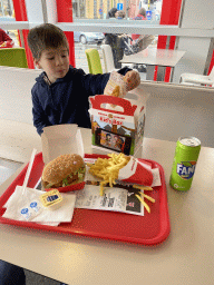 Max having lunch at the Medina Burger restaurant at the Koningin Astridplein square