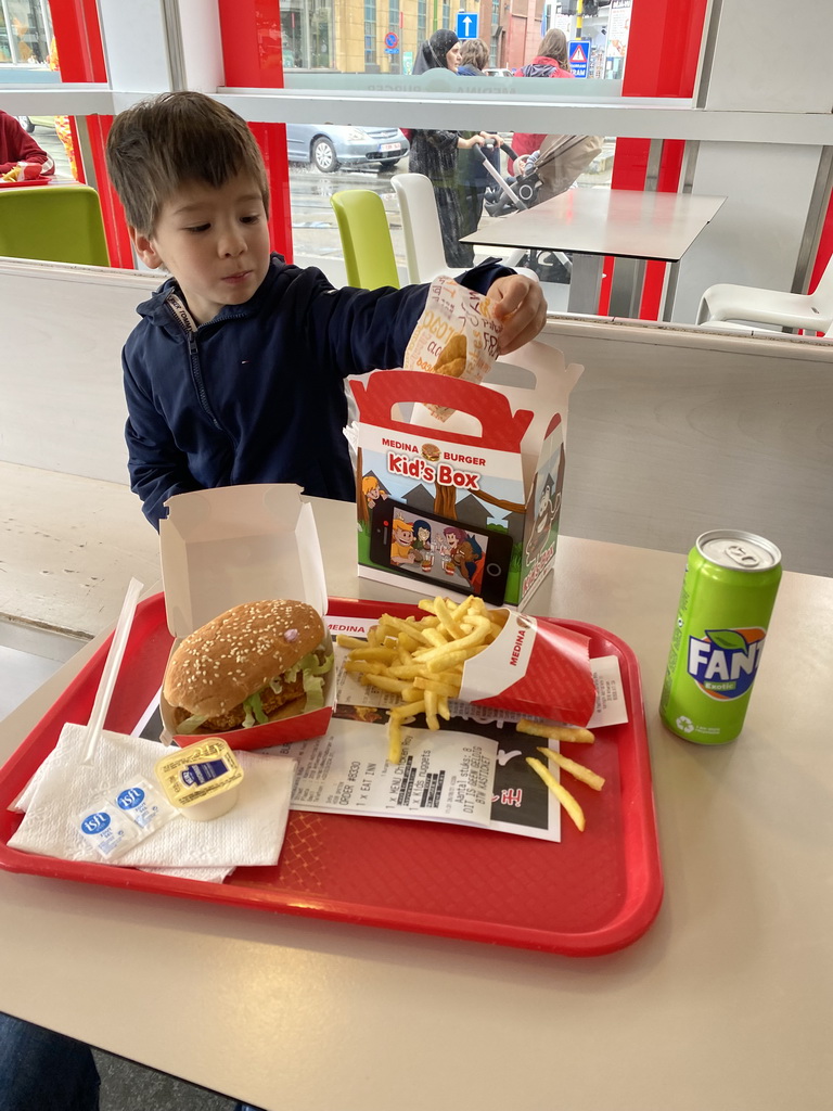 Max having lunch at the Medina Burger restaurant at the Koningin Astridplein square