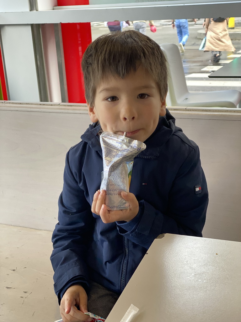 Max having a drink at the Medina Burger restaurant at the Koningin Astridplein square