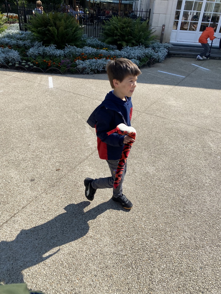 Max with a toy snake in front of the souvenir shop at the Antwerp Zoo