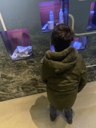 Max with plastic items at the Vriesland building at the Antwerp Zoo