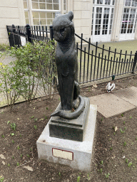 Statue `Sitting Cheetah` at the Antwerp Zoo, with explanation