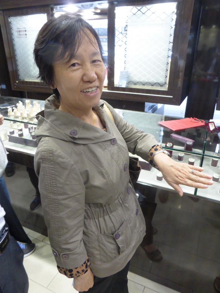 Miaomiao`s mother with the diamond ring in the Gela diamond shop at the Pelikaanstraat street