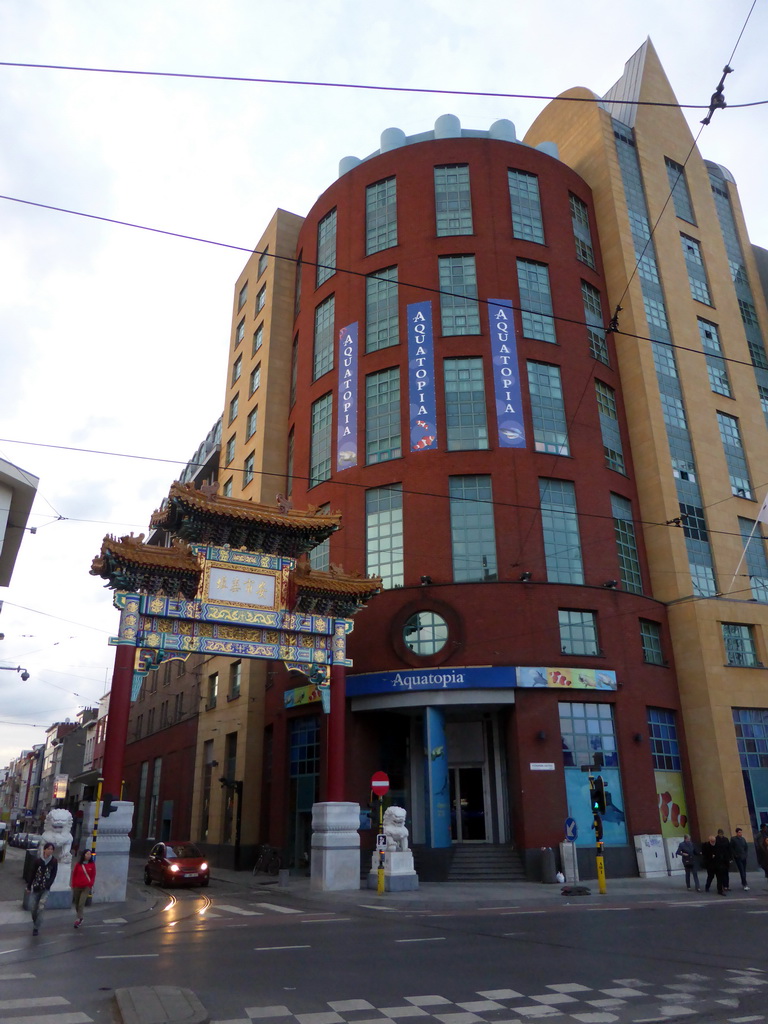 Front of the Aquatopia aquarium at the Koningin Astridplein square and the Chinatown Gate at the south side of the Van Wesenbekestraat street