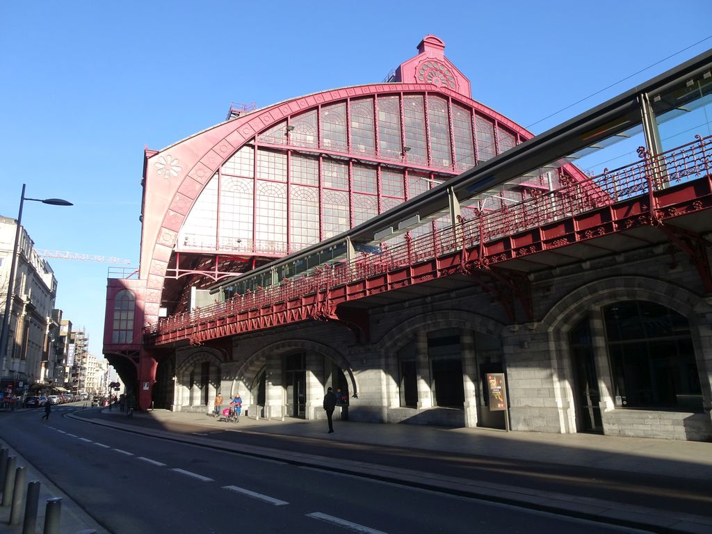 The Pelikaanstraat street and the south side of the Antwerpen-Centraal railway station