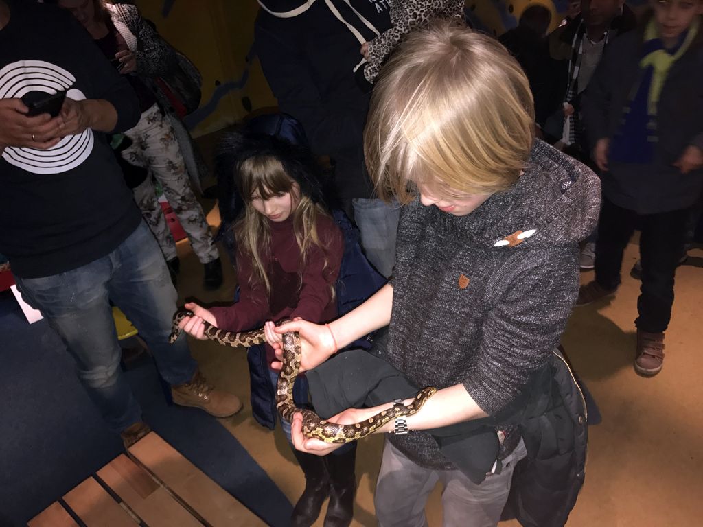 Kids with a snake at the Aqualabo at the Aquatopia aquarium
