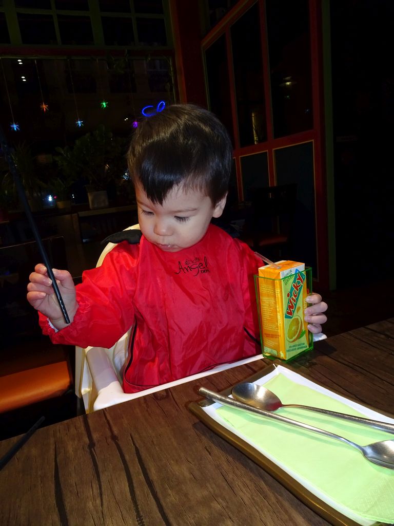 Max having dinner at the Korean Barbecue restaurant at the Statiestraat street