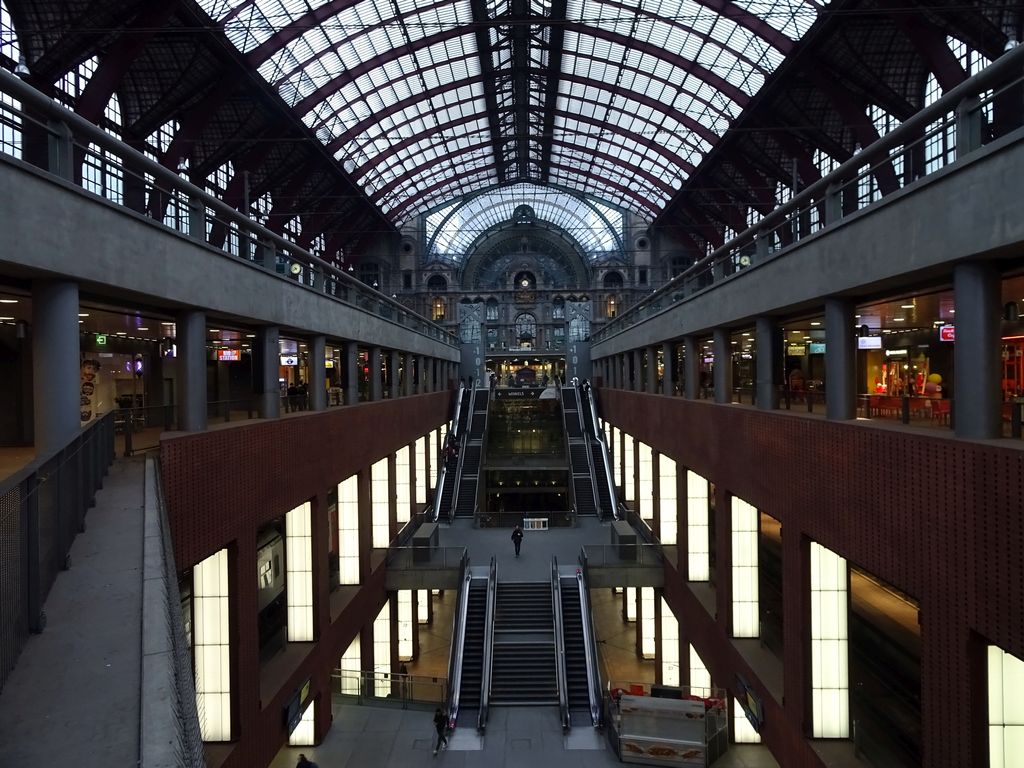 Shops and staircases at the south side of the Antwerpen-Centraal railway station