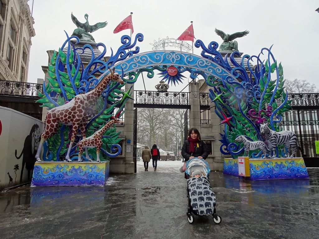 Miaomiao and Max in front of the China Light statues at the entrance to the Antwerp Zoo at the Koningin Astridplein square
