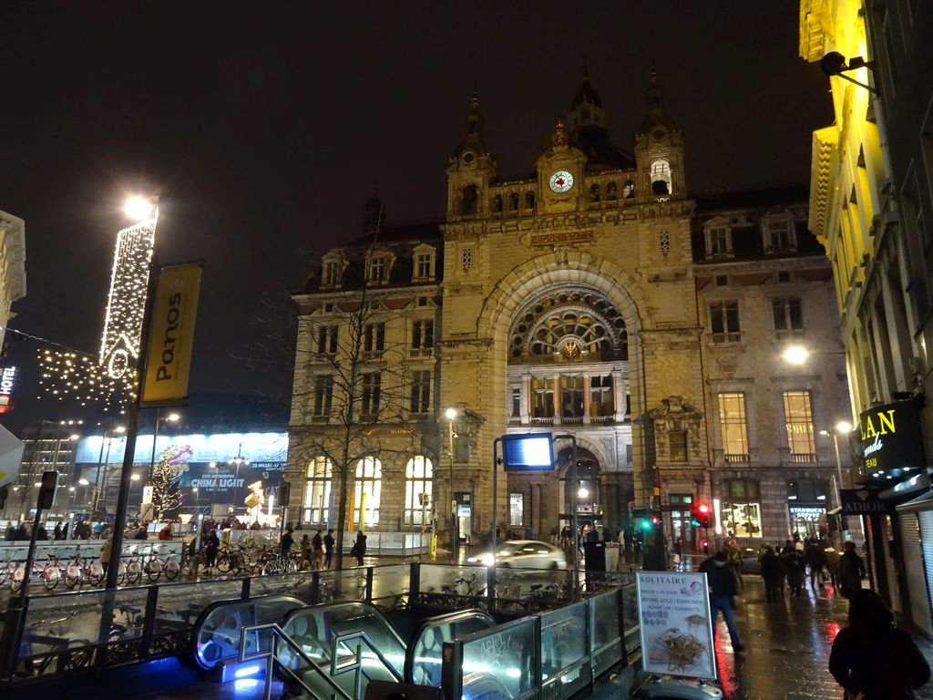 The west side of the Antwerpen-Centraal railway station, viewed from the Keyserlei street, by night
