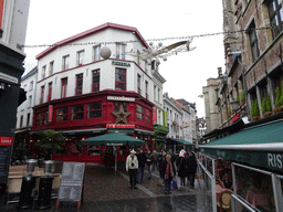 Restaurants at the crossing of the Papenstraatje and Jan Blomstraat streets