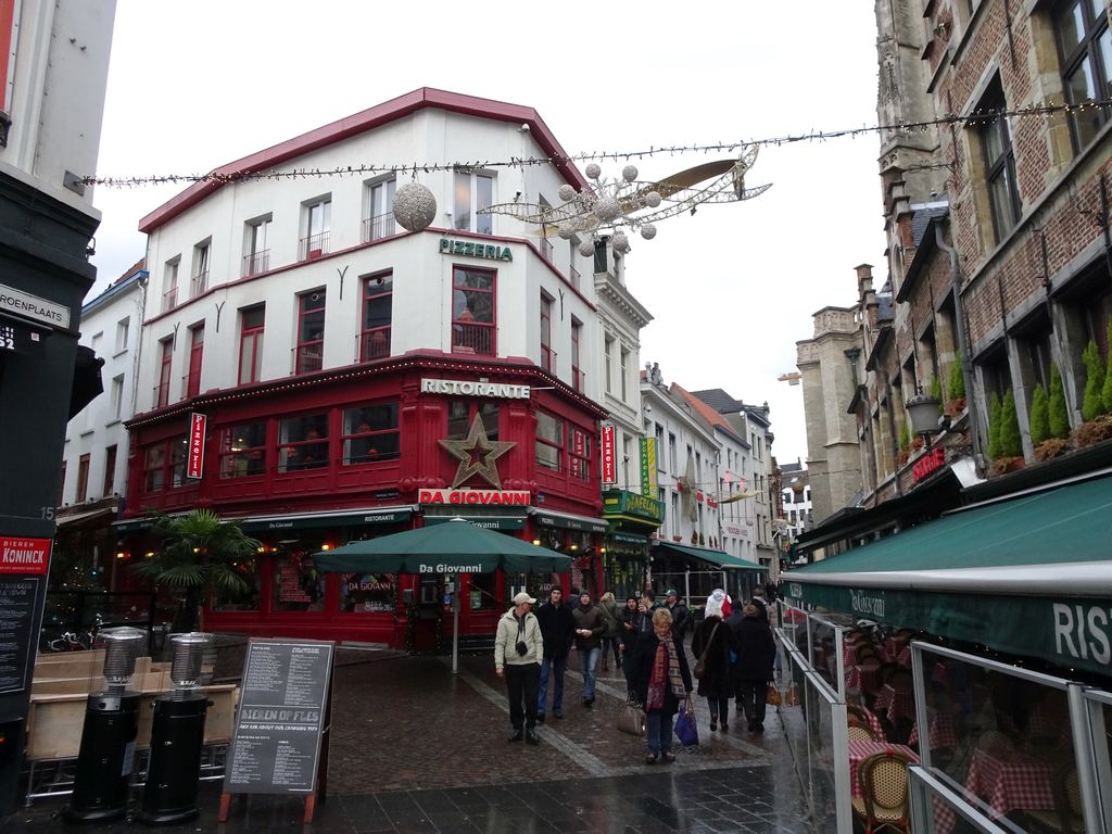 Restaurants at the crossing of the Papenstraatje and Jan Blomstraat streets