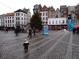 Max and a christmas tree at the Handschoenmarkt square