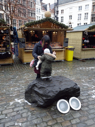 Miaomiao and Max with christmas stalls at the Grote Markt square