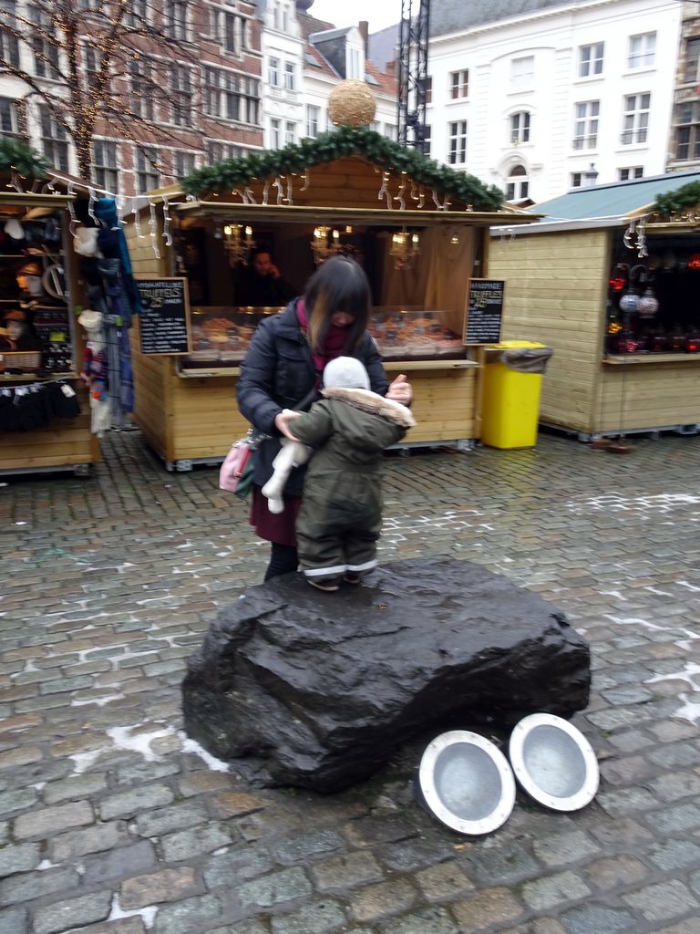 Miaomiao and Max with christmas stalls at the Grote Markt square