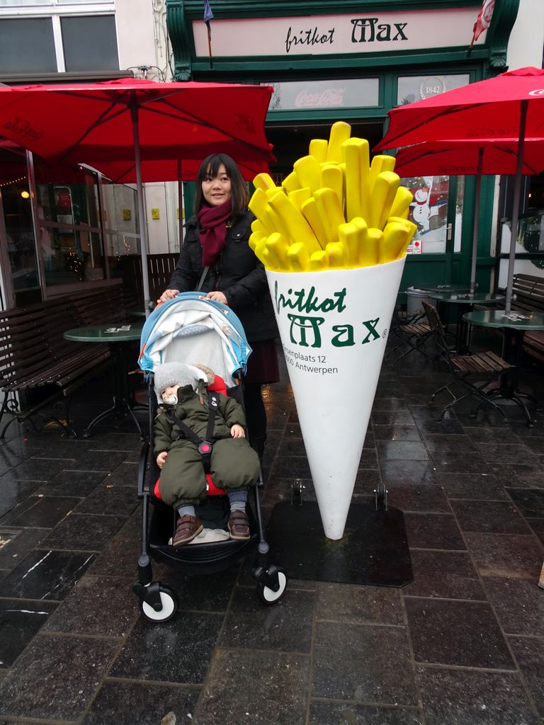 Miaomiao and Max in front of the Fritkot Max restaurant at the Groenplaats square