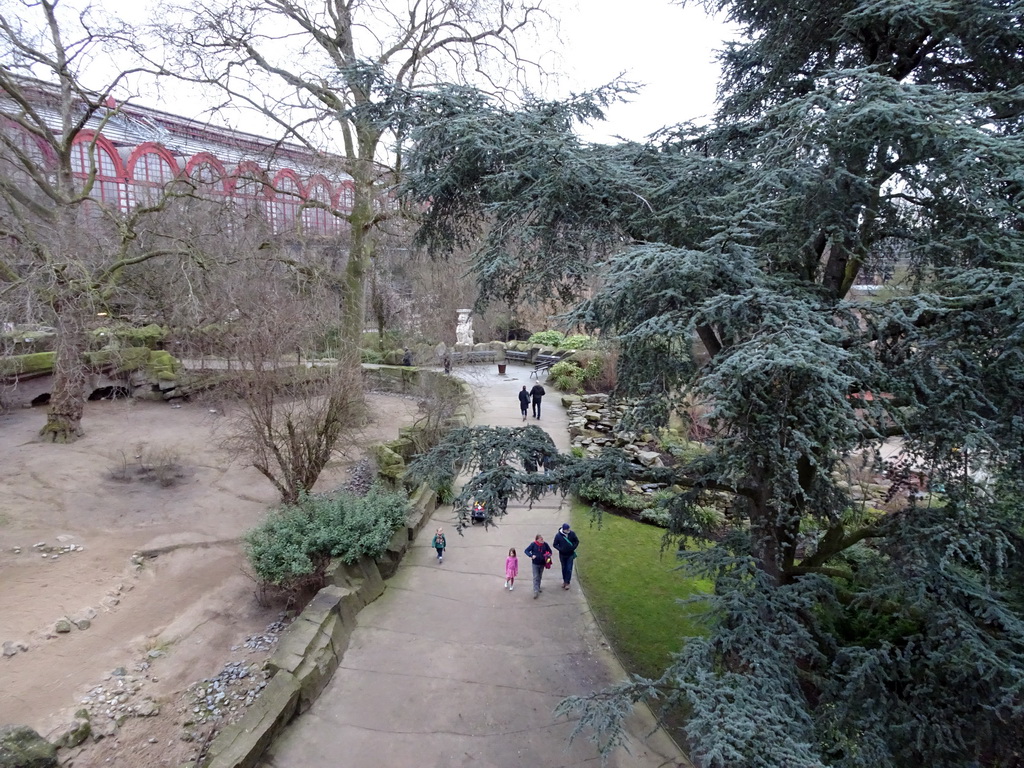 Path at the Antwerp Zoo and the east side of the Antwerpen-Centraal railway station, viewed from the front of the Reptile House