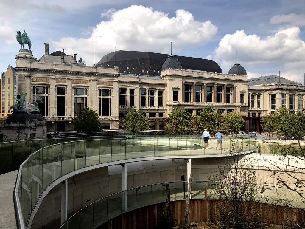 The Skywalk of the Antwerp Zoo and the south side of the Queen Elisabeth Hall