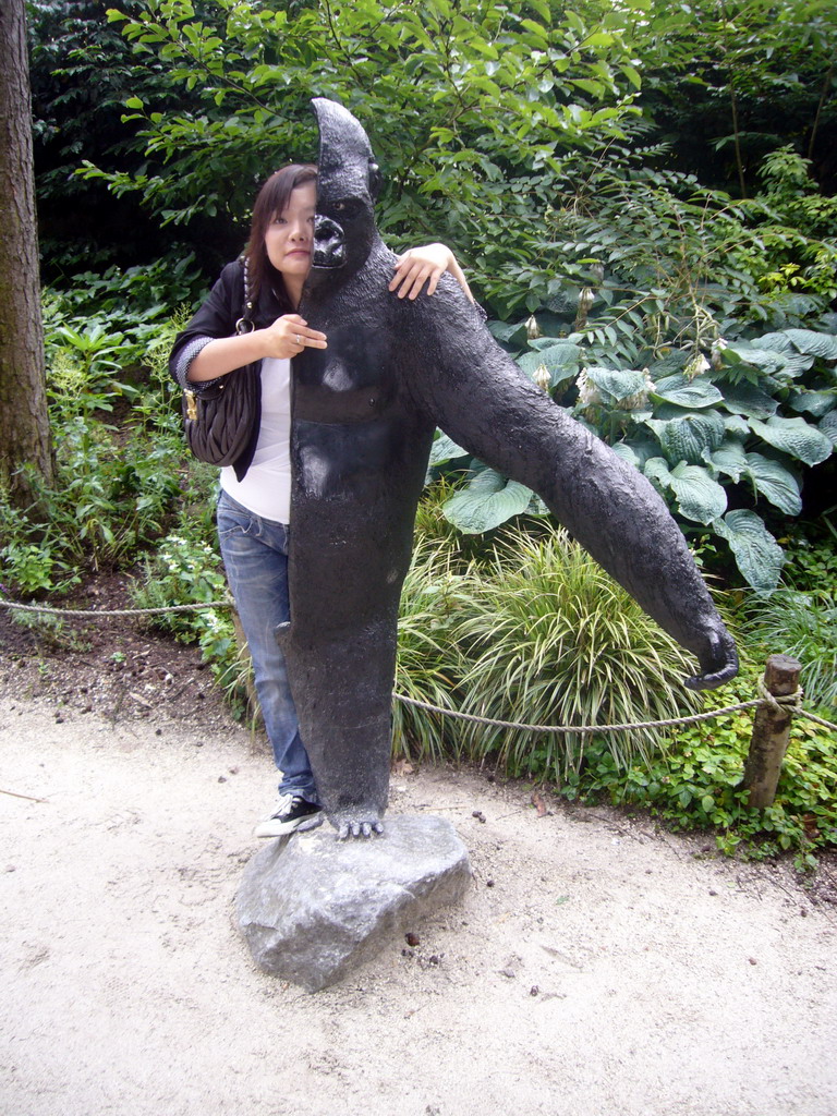 Miaomiao with a gorilla statue in the Apenheul zoo