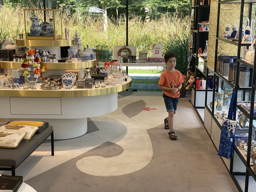 Max at the souvenir shop of Het Loo Palace