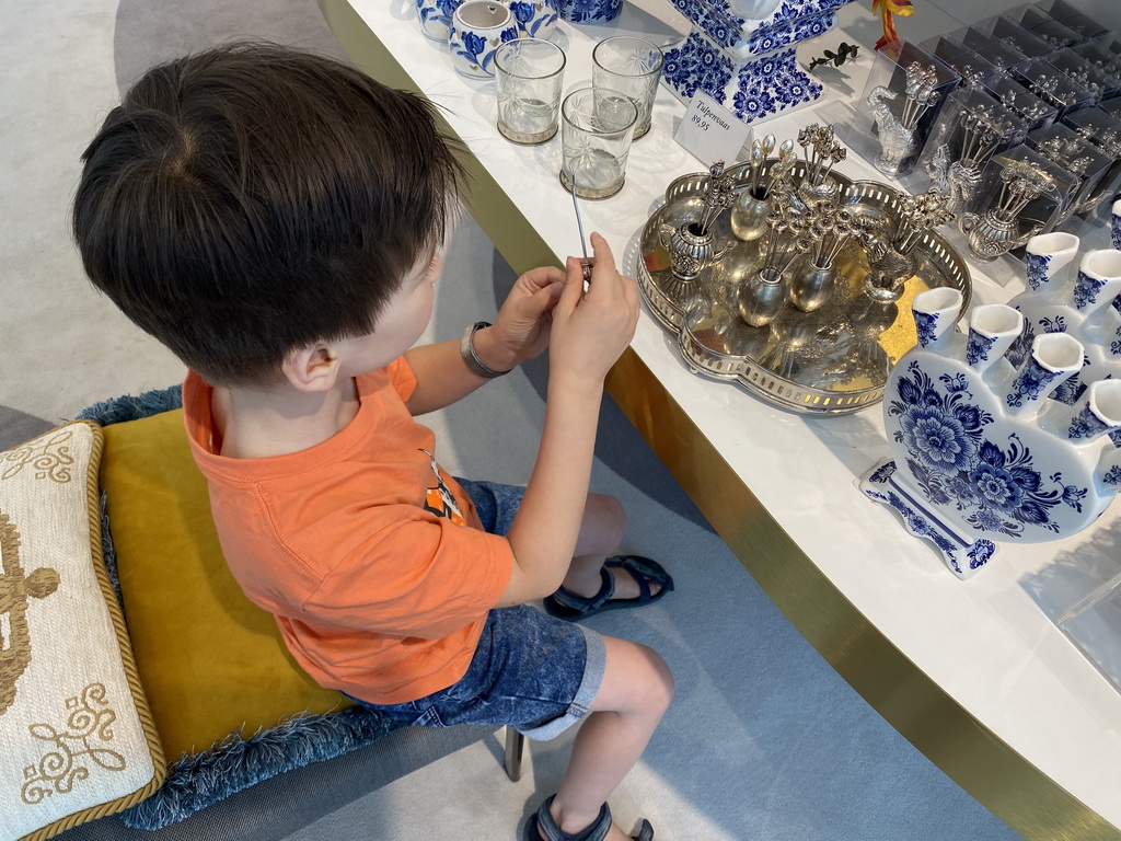 Max at the souvenir shop of Het Loo Palace