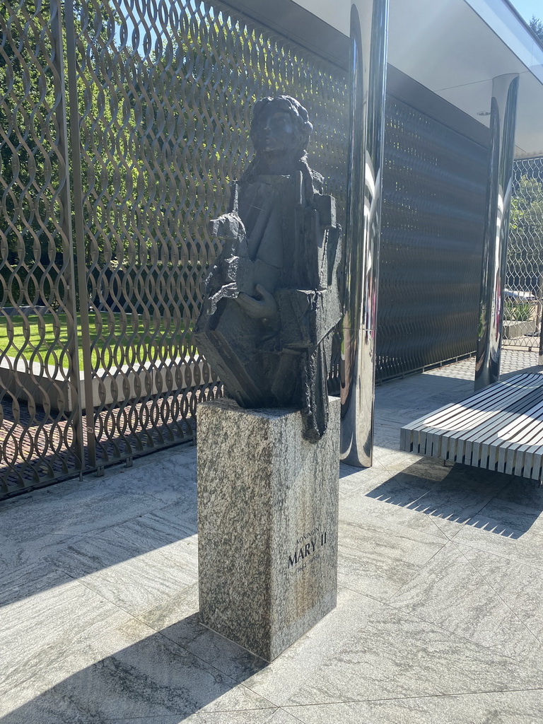 Statue of Queen Mary II at the entrance to Het Loo Palace