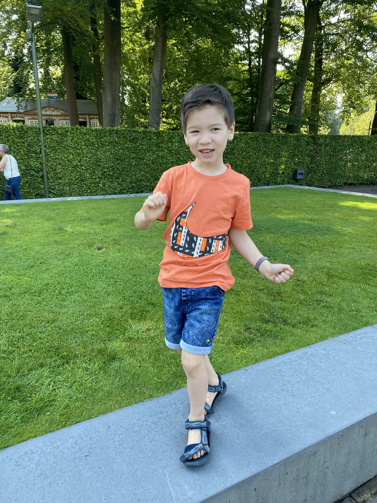 Max in front of the Grand Café Prins Hendrik Garage at the Stallenplein square at Het Loo Palace