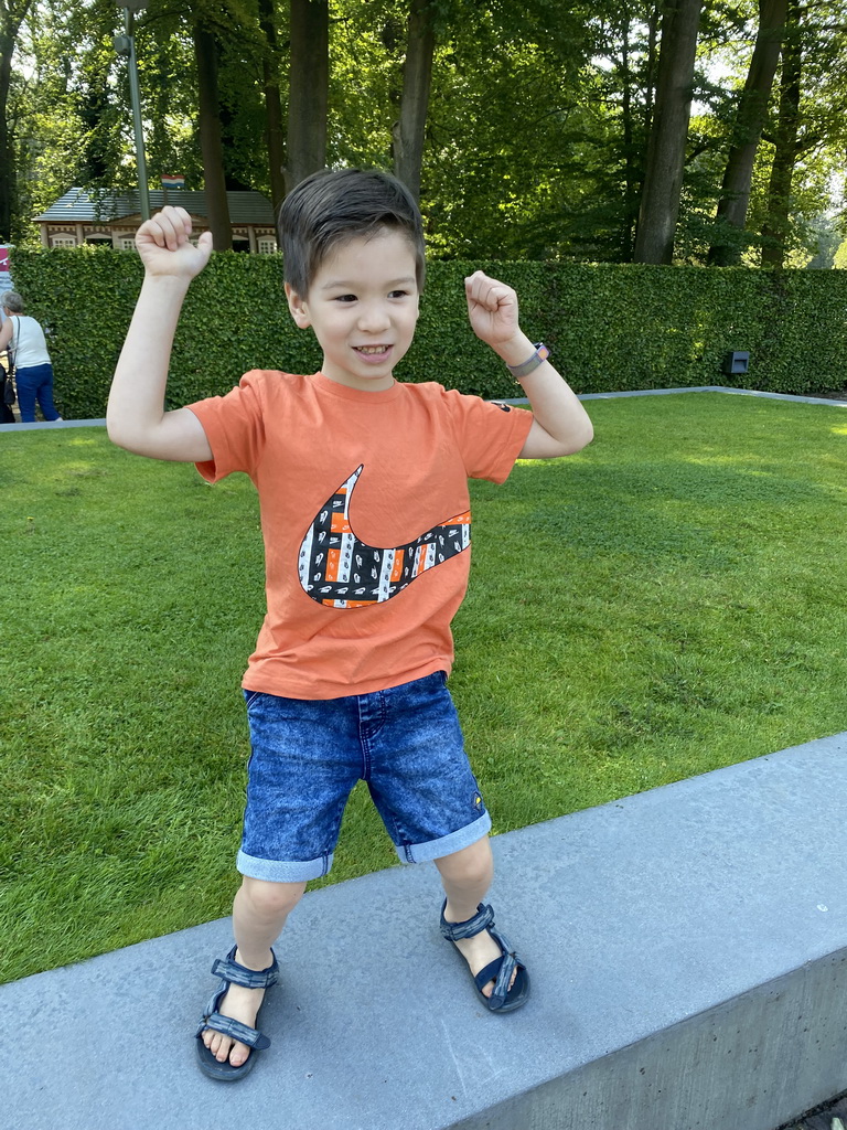 Max in front of the Grand Café Prins Hendrik Garage at the Stallenplein square at Het Loo Palace