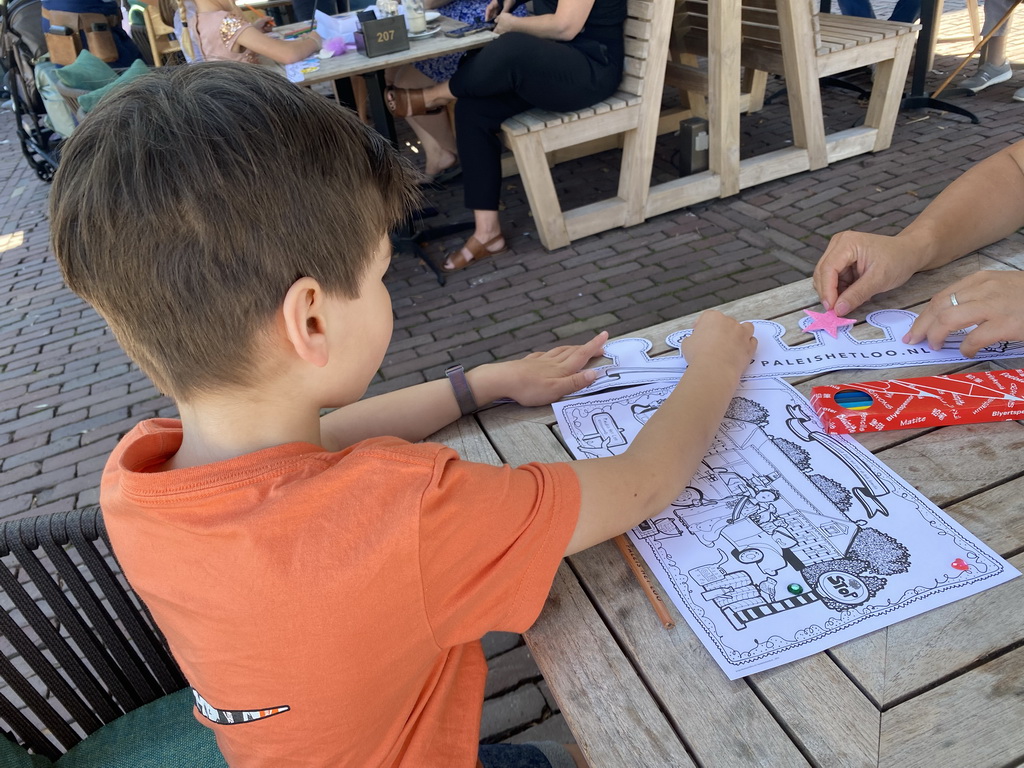 Max on the terrace of the Grand Café Prins Hendrik Garage at the Stallenplein square at Het Loo Palace