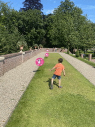 Max with signs at the west center of the Palace Garden of Het Loo Palace, during the Princes and Princesses Day