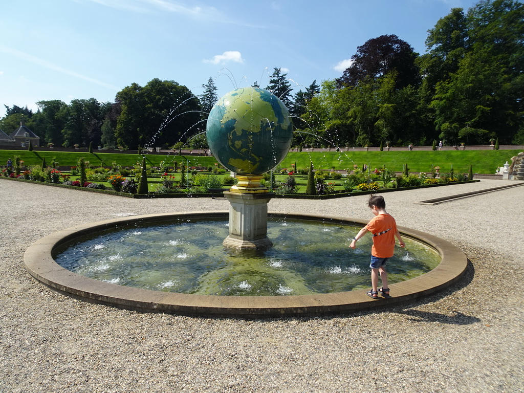 Max with a fountain at the west center of the Palace Garden of Het Loo Palace
