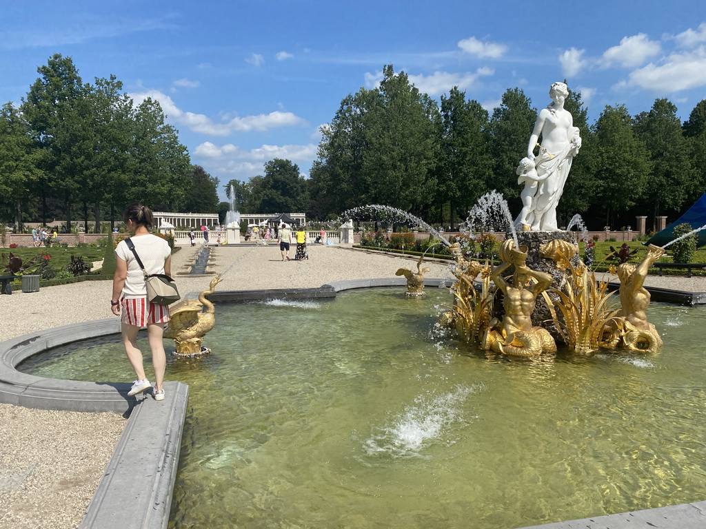 Miaomiao with the fountain at the center of the Palace Garden of Het Loo Palace