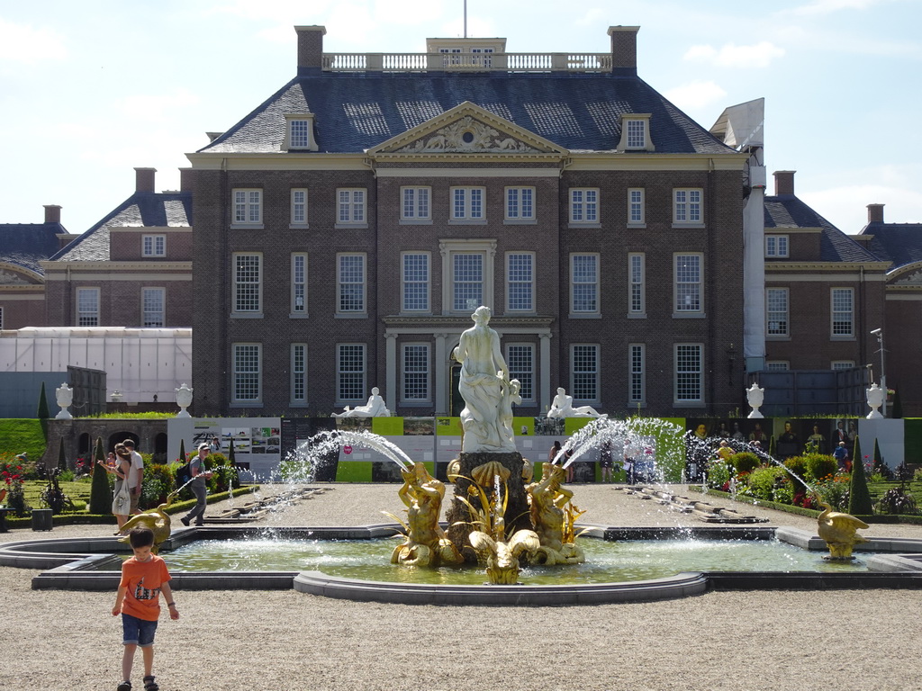 Max with the fountain at the center of the Palace Garden in front of the north side of Het Loo Palace