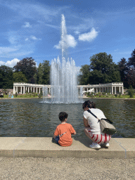 Miaomiao and Max with the fountain in front of the Colonnades at the north side of the Palace Garden of Het Loo Palace
