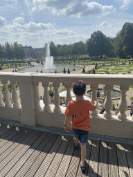Max on top of the west side of the Colonnades at the north side of the Palace Garden of Het Loo Palace, with a view on the fountain and the north side of Het Loo Palace
