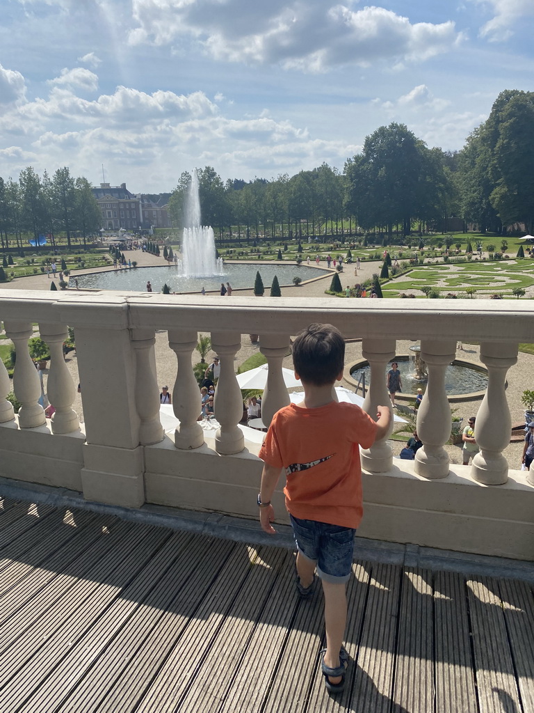 Max on top of the west side of the Colonnades at the north side of the Palace Garden of Het Loo Palace, with a view on the fountain and the north side of Het Loo Palace