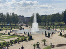 Fountain at the north side of the Palace Garden of Het Loo Palace and the north side of Het Loo Palace, viewed from the top of the east side of the Colonnades