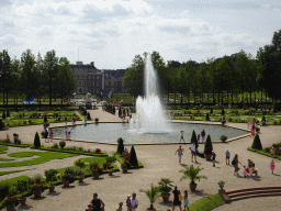 Fountain at the north side of the Palace Garden of Het Loo Palace and the north side of Het Loo Palace, viewed from the top of the east side of the Colonnades