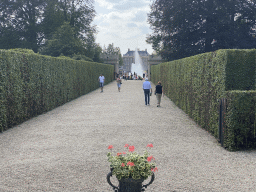 Fountain at the north side of the Palace Garden of Het Loo Palace and the north side of Het Loo Palace, viewed from the path at the far north side